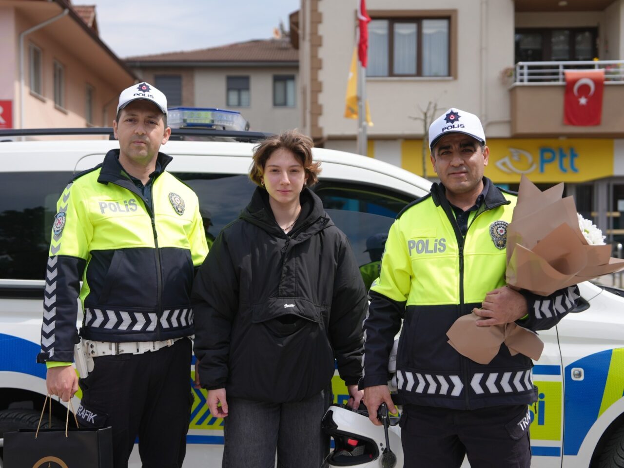 DÜZCE (AA) – Düzce'de, "Polis Haftası" dolayısıyla yapılan sosyal deney