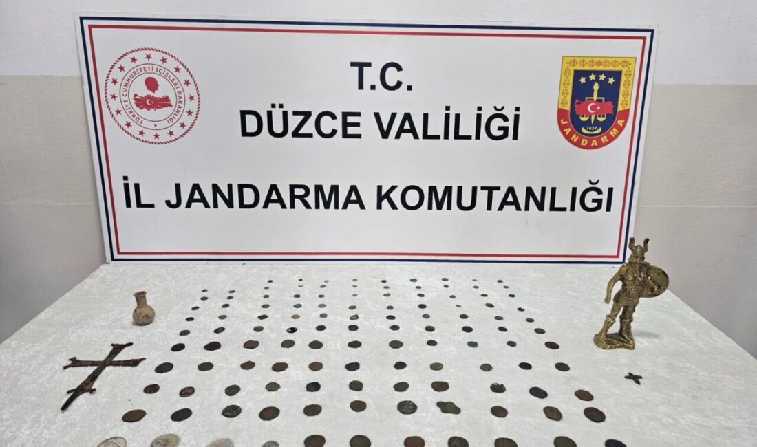 DÜZCE (AA) – Düzce'nin Gölyaka ilçesinde 136 tarihi eserle yakalanan