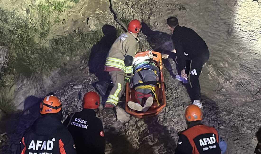 DÜZCE (AA) – Düzce'de yamaçta mahsur kalan 3 kişi, AFAD