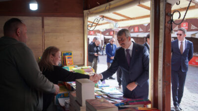 - "Çocuklarımızı ekran başından uzaklaştıracak aktivitelere ağırlık vermeliyiz. Spor, kültür