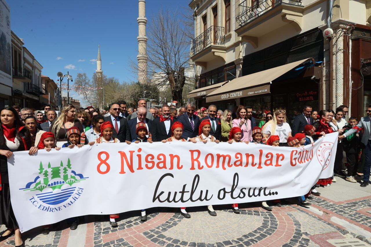 - Vali Yunus Sezer:
- "İçlerinde keder olsa da yüzlerinde sürekli