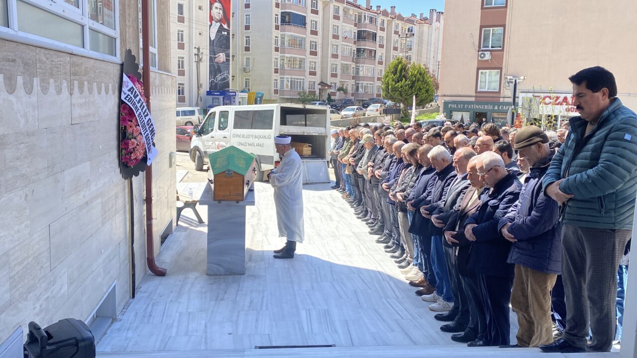 EDİRNE (AA) – Edirne'de 5'inci kattaki dairenin balkonundan düşen 11