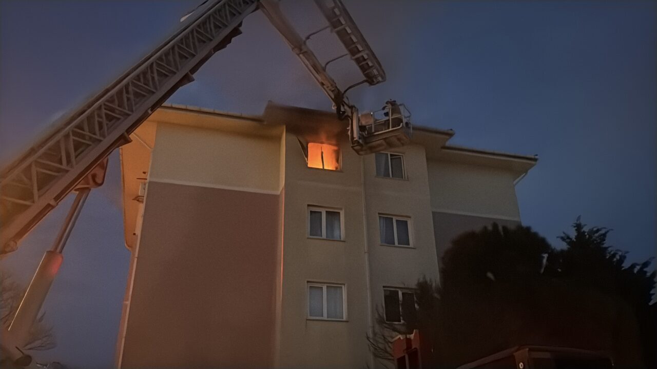 EDİRNE (AA) – Edirne'de bir apartman dairesinde çıkan yangın itfaiye