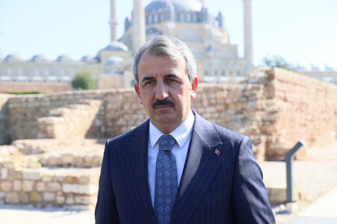 - Vali Sezer:
- "Geçmişle geleceği birleştirmeyi çok önemsiyoruz. Şenlik, her