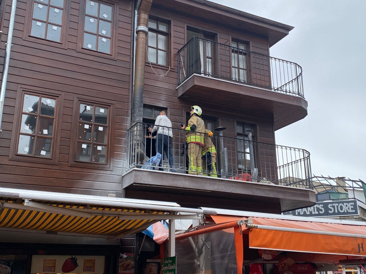 EDİRNE (AA) – Edirne'de bir dönercinin baca tertibatında çıkan yangın