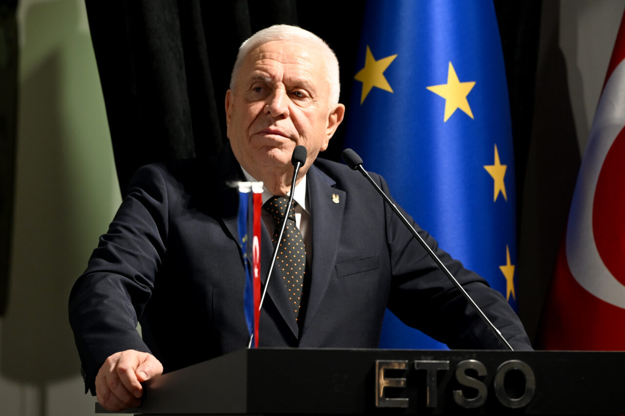 - Avrupa Birliği Türkiye Delegasyonu Bölüm Başkanı Jean Barbe, konserin