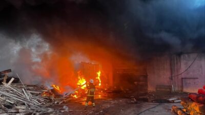 EDİRNE (AA) – Edirne'de kereste fabrikasında çıkan yangına müdahale ediliyor.