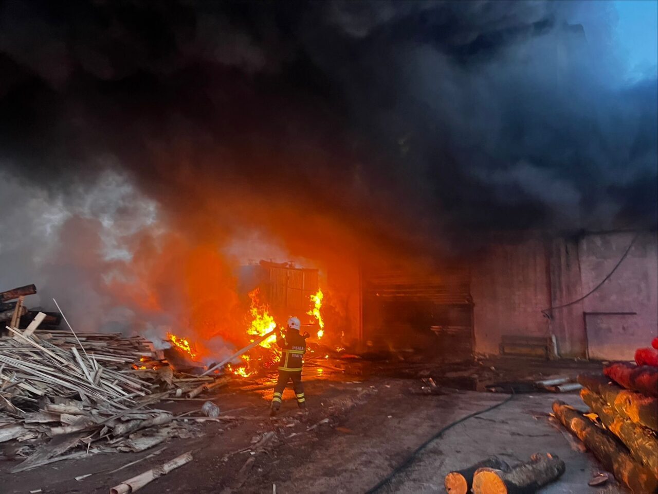 EDİRNE (AA) – Edirne'de kereste fabrikasında çıkan yangına müdahale ediliyor.