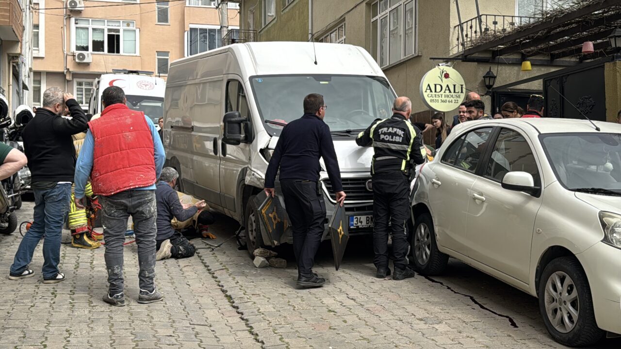 EDİRNE (AA) – Edirne'de panelvanın çarptığı biri ağır 2 kişi
