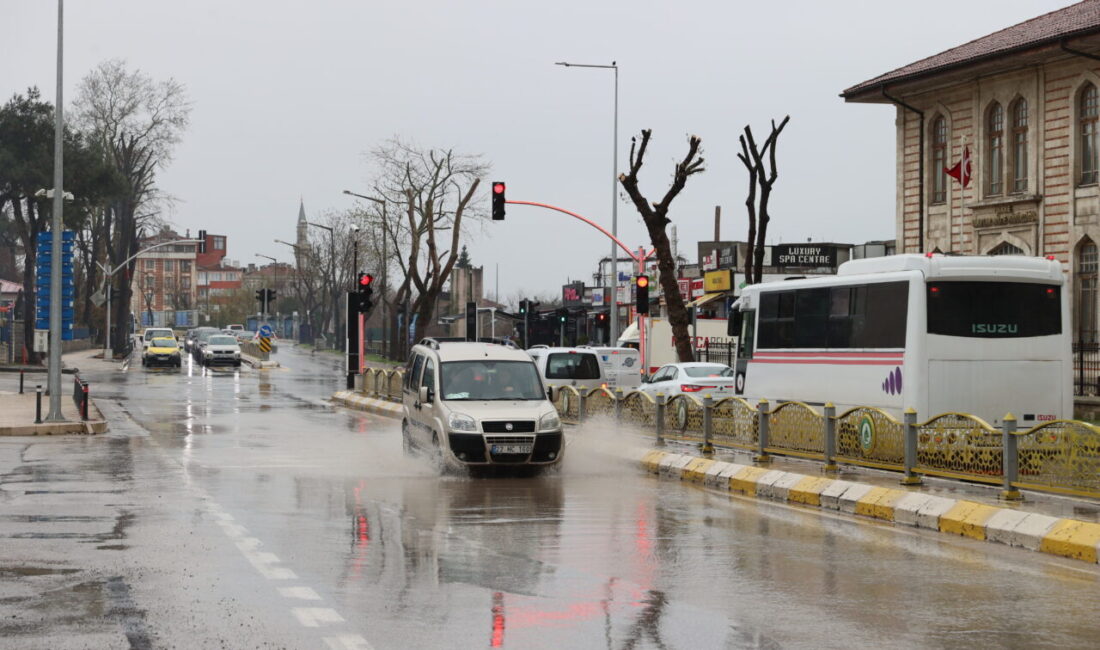 EDİRNE (AA) – Edirne'de sağanak yaşamı olumsuz etkiliyor. Kentte dün