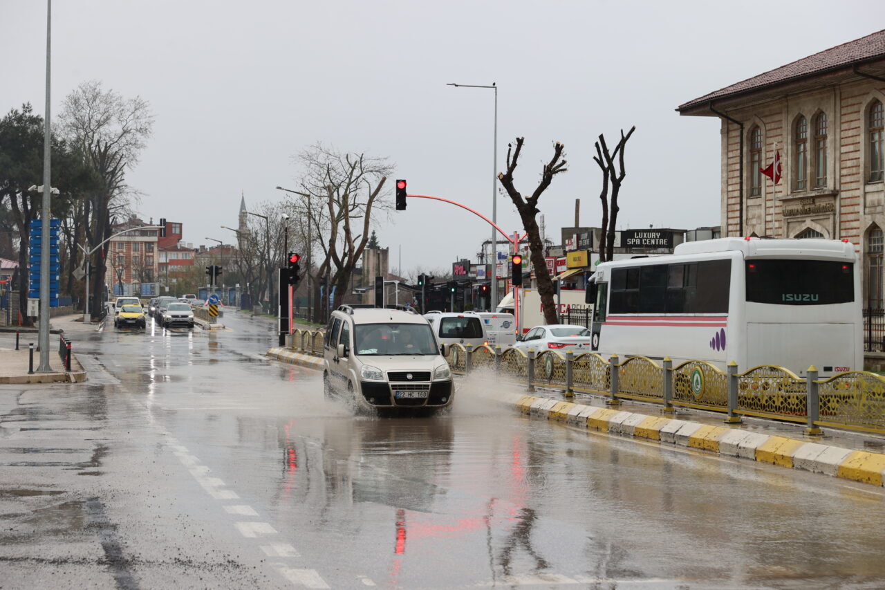 EDİRNE (AA) – Edirne'de sağanak yaşamı olumsuz etkiliyor. Kentte dün
