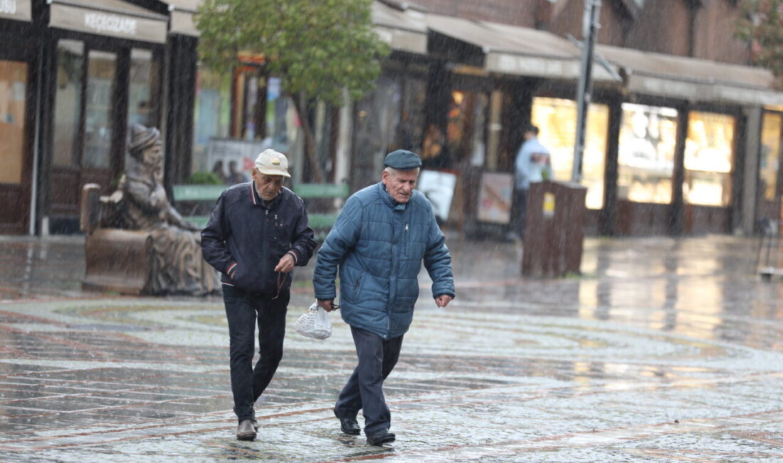 EDİRNE (AA) – Edirne'de aralıklarla devam eden sağanak, yaşamı olumsuz