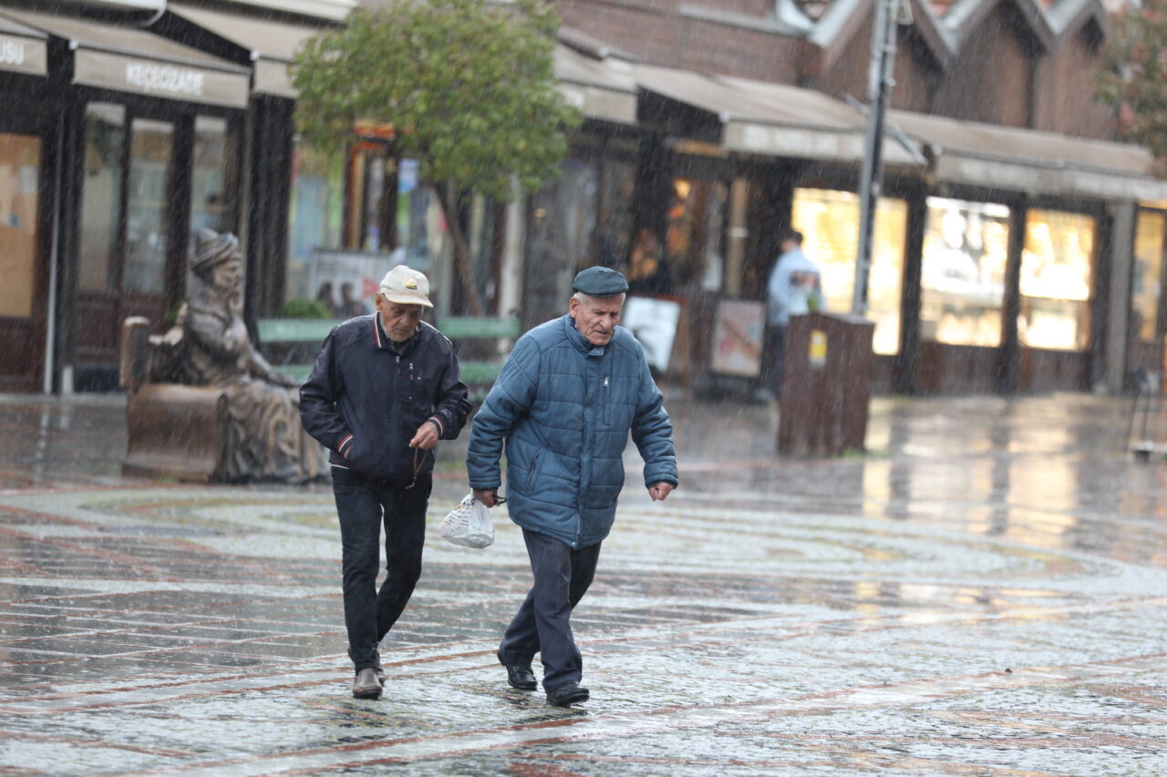EDİRNE (AA) – Edirne'de aralıklarla devam eden sağanak, yaşamı olumsuz