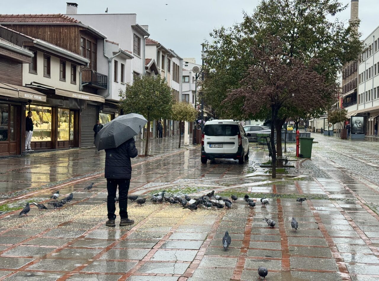 EDİRNE (AA) – Edirne'de aralıklarla devam eden sağanak yaşamı olumsuz