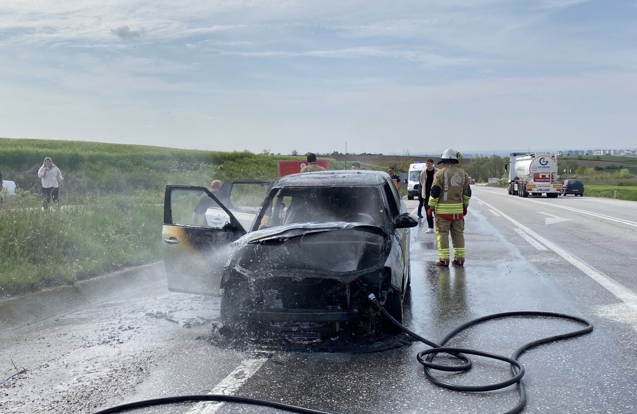 EDİRNE (AA) – Edirne'de seyir halindeyken alev alan otomobil kullanılamaz