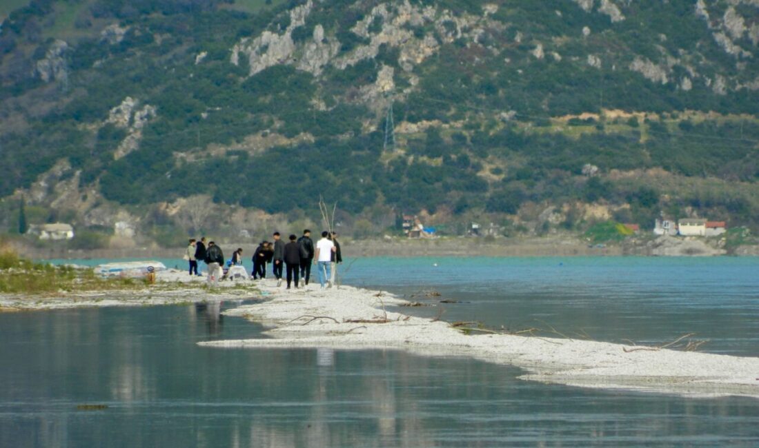 ISPARTA (AA) – Eğirdir Gölü kıyısında, adaya uzanan sahilde sediment