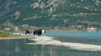 ISPARTA (AA) – Eğirdir Gölü kıyısında, adaya uzanan sahilde sediment