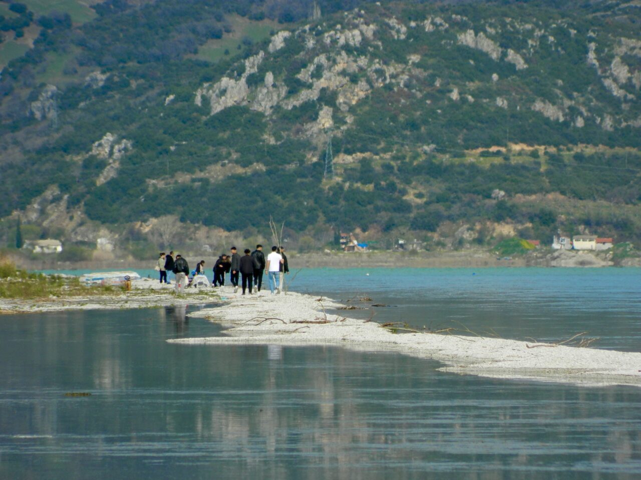 ISPARTA (AA) – Eğirdir Gölü kıyısında, adaya uzanan sahilde sediment