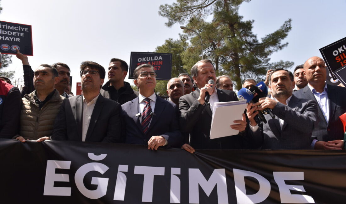 ŞANLIURFA (AA) – Eğitim-Bir-Sen Genel Başkanı Ali Yalçın ve beraberindeki