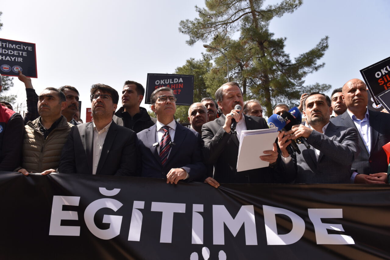 ŞANLIURFA (AA) – Eğitim-Bir-Sen Genel Başkanı Ali Yalçın ve beraberindeki