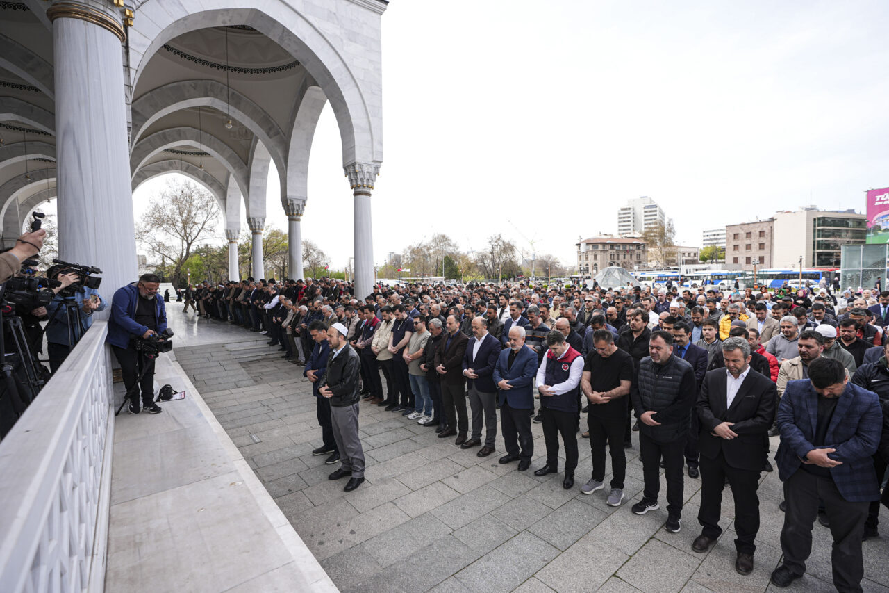 ANKARA (AA) – Eğitim-Bir-Sen üyeleri, Kahramanmaraş'taki okul saldırısında hayatını kaybedenler