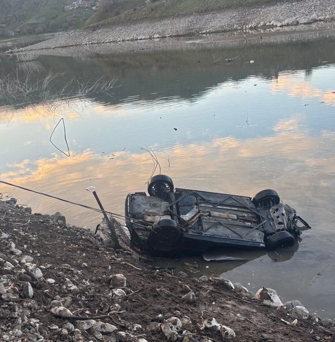 ELAZIĞ (AA) – Elazığ'ın Karakoçan ilçesinde baraj gölüne düşen otomobilin