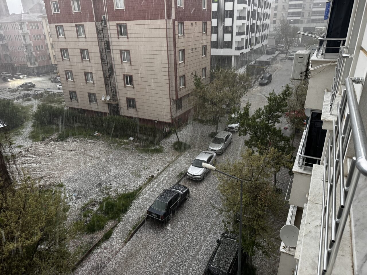 ELAZIĞ (AA) – Elazığ'da dolu, yaşamı olumsuz etkiledi. Kent genelinde