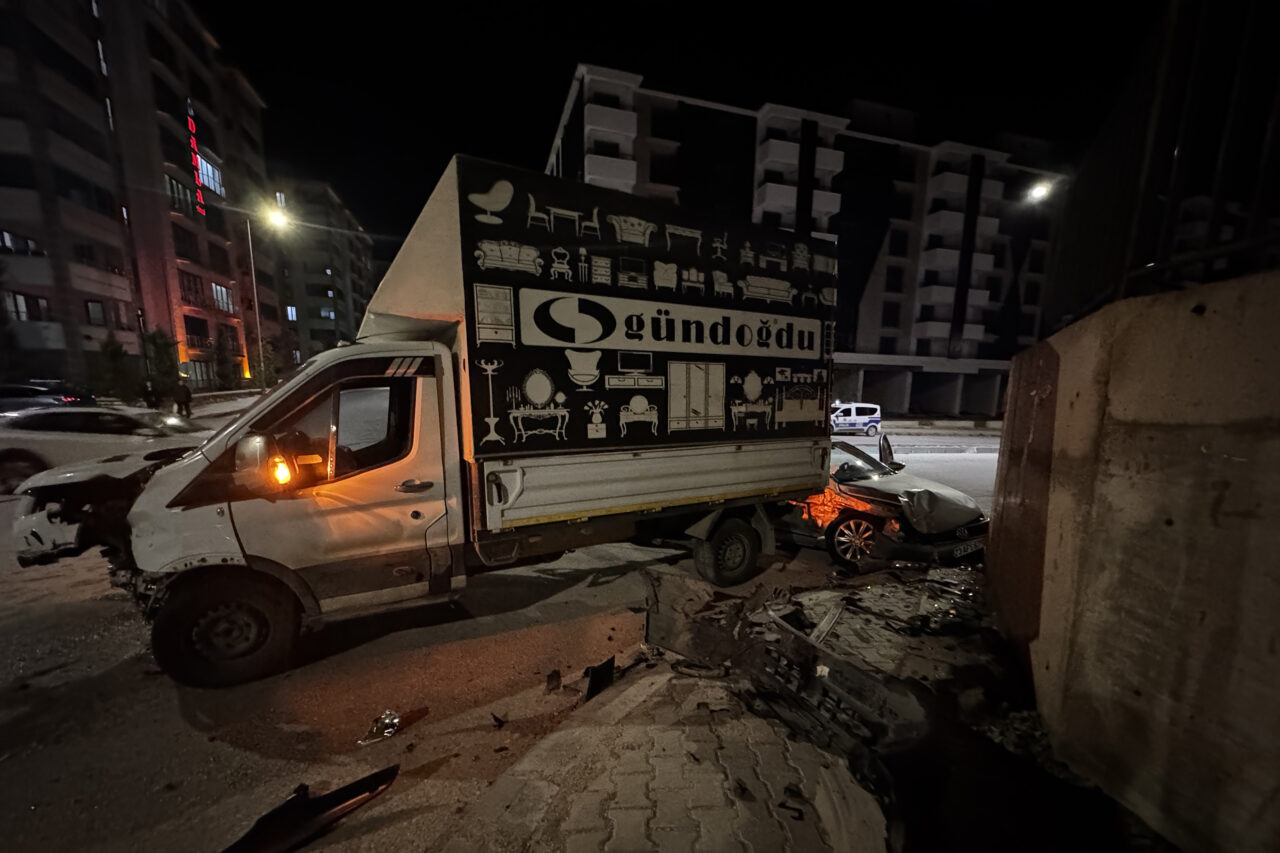 ELAZIĞ (AA) – Elazığ'da kamyonet ile otomobilin çarpışması sonucu 5