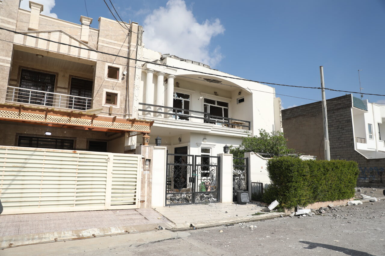 - Sokak sakinlerinin çoğu, evlerini terk ederek başka yerlere gitmek