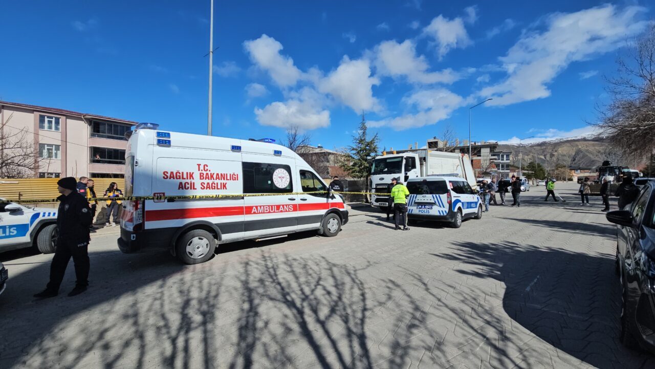 ERZİNCAN (AA) – Erzincan'da çöp kamyonunun çarptığı yaşlı kadın hayatını