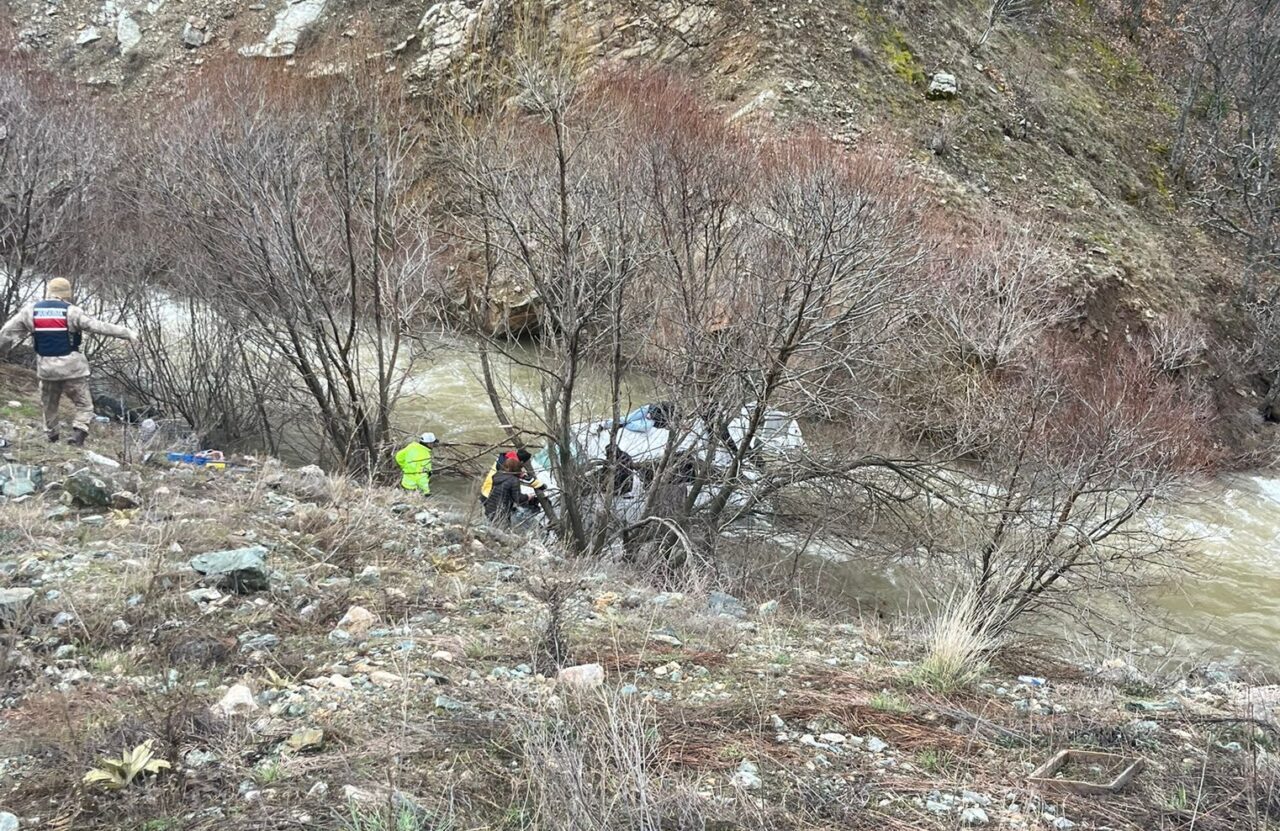 ERZİNCAN (AA) – Erzincan'da dereye düşen minibüsteki 2'si çocuk 6