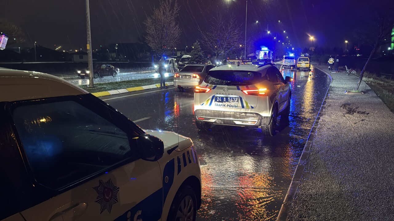 ERZİNCAN (AA) – Erzincan'da taksiyle çarpışan bisikletin sürücüsü hayatını kaybetti.