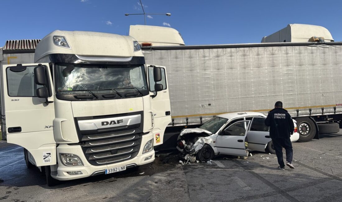 ERZİNCAN (AA) – Erzincan'da tırla çarpışan otomobildeki 2 kişi ağır