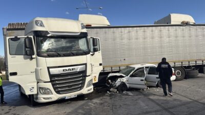 ERZİNCAN (AA) – Erzincan'da tırla çarpışan otomobildeki 2 kişi ağır