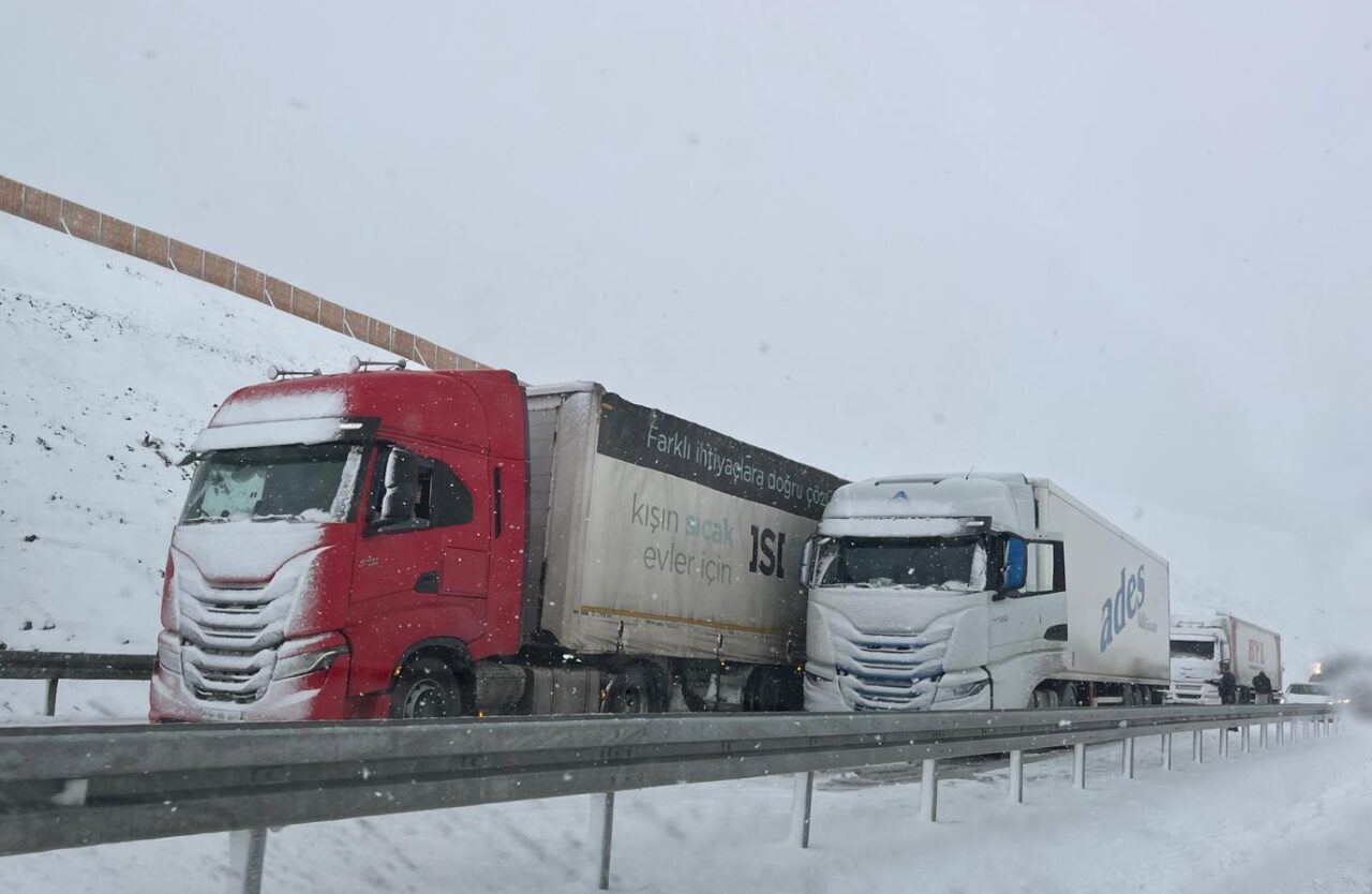 ERZİNCAN (AA) – Erzincan-Sivas ve Erzincan-Gümüşhane kara yolunda etkili olan
