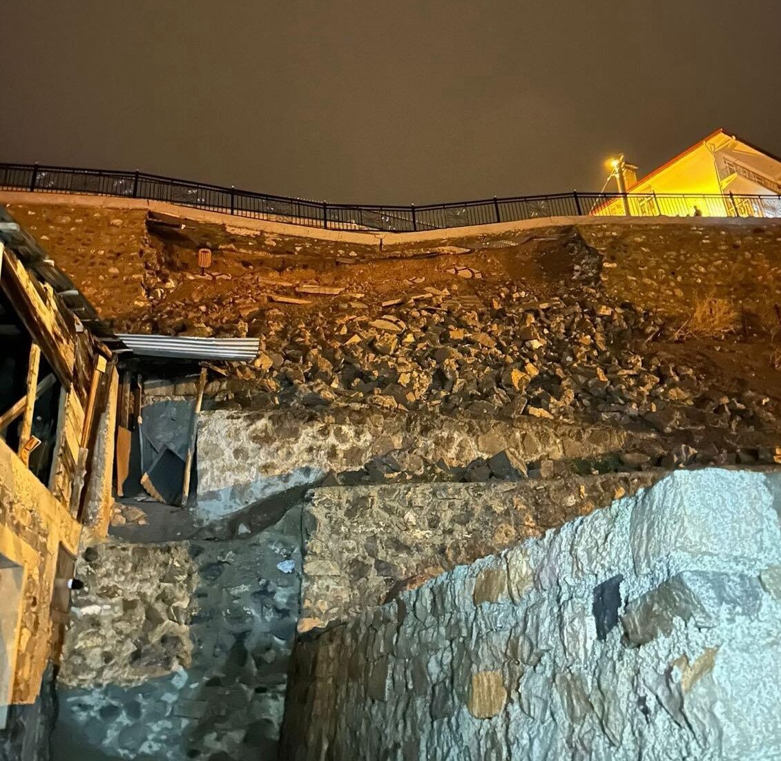 - Heyelan bölgesine yakın 2 konut tedbir amaçlı tahliye edildi