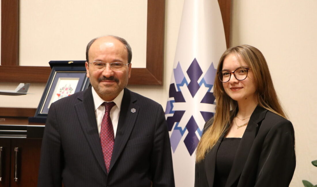 ERZURUM (AA) – Erzurum Teknik Üniversitesinde (ETÜ) bir öğrenci, rektörleri