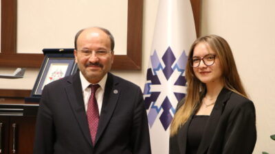 ERZURUM (AA) – Erzurum Teknik Üniversitesinde (ETÜ) bir öğrenci, rektörleri