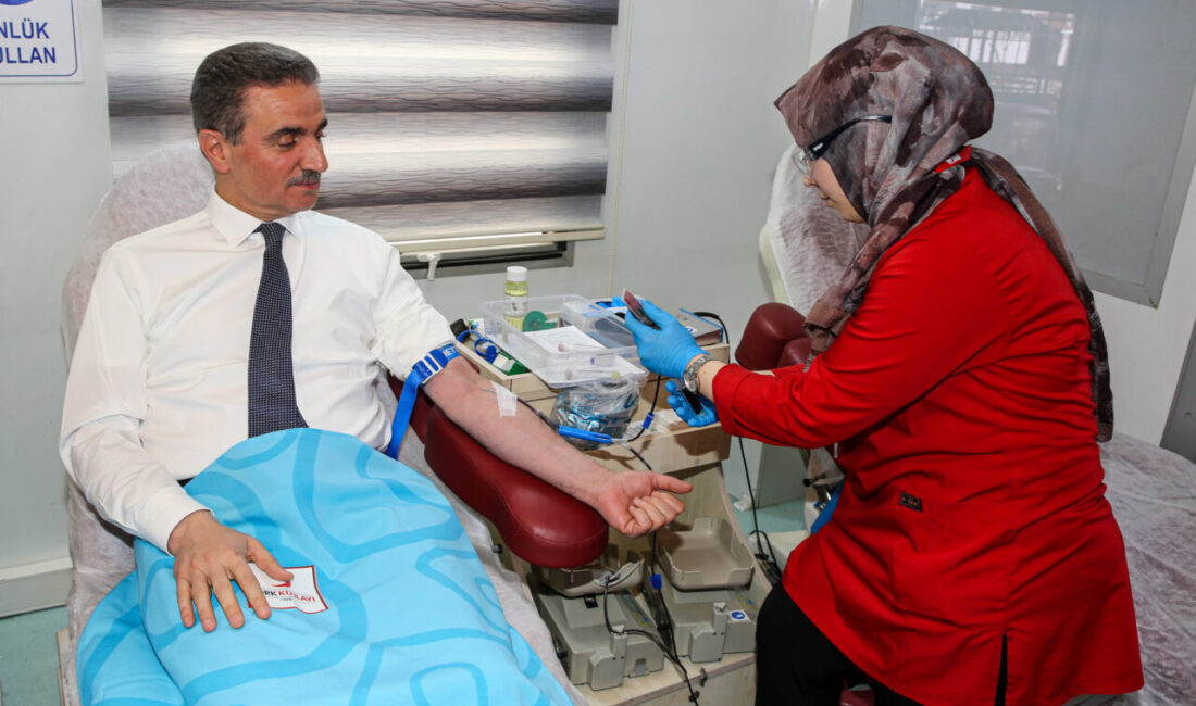 ERZURUM (AA) – Erzurum'da kan bağışı yapan Vali Aydın Baruş,