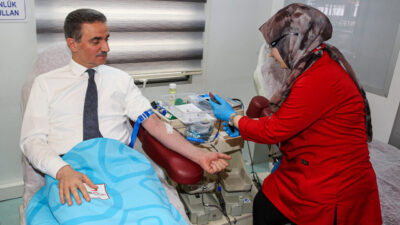 ERZURUM (AA) – Erzurum'da kan bağışı yapan Vali Aydın Baruş,