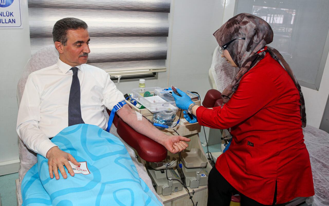 ERZURUM (AA) – Erzurum'da kan bağışı yapan Vali Aydın Baruş,