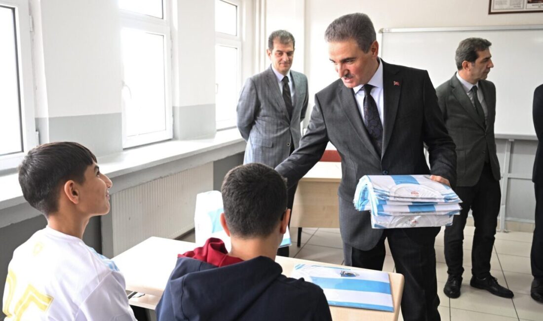 ERZURUM (AA) – Erzurum Valisi Aydın Baruş, ziyaret ettiği okuldaki