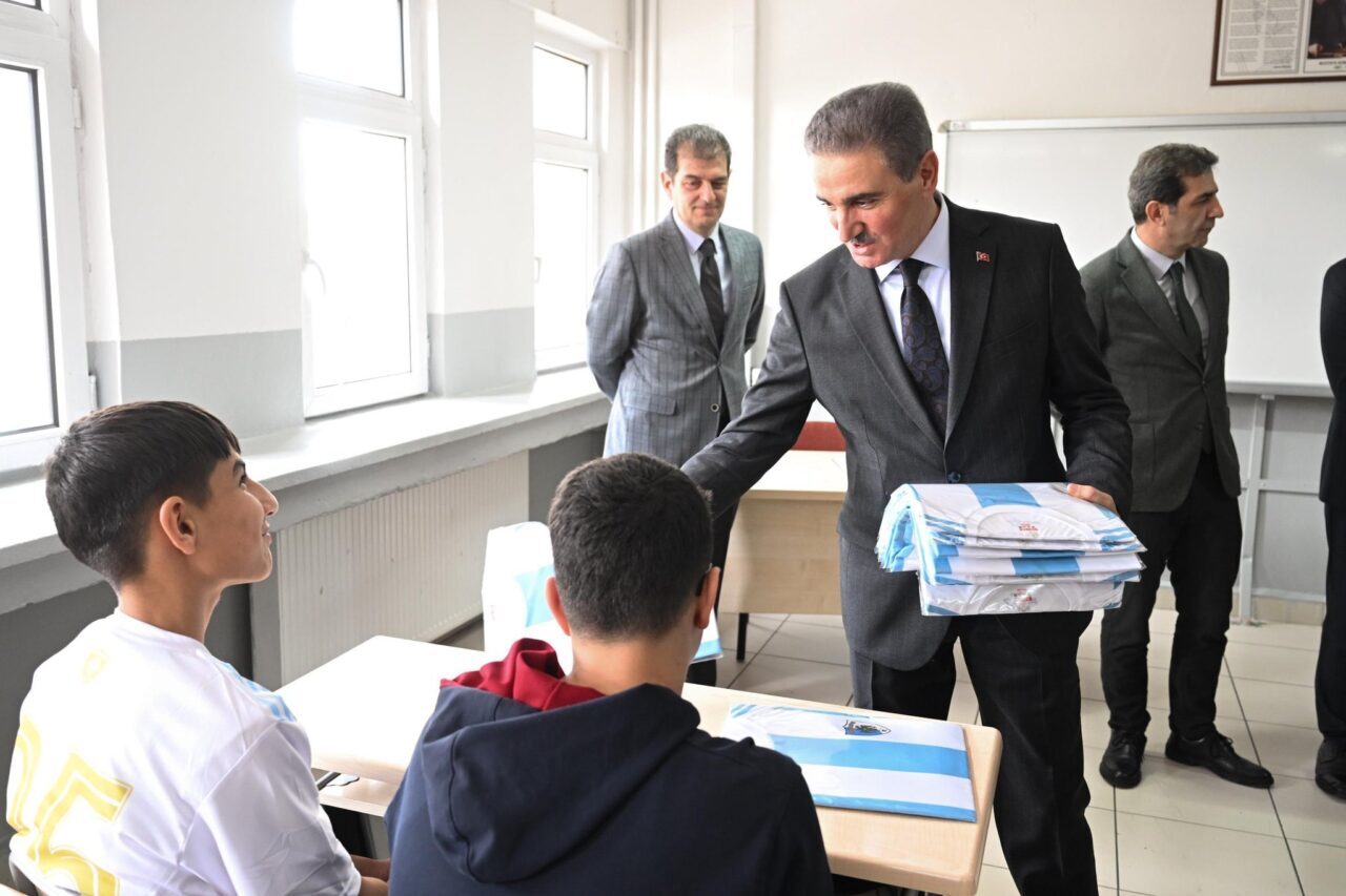 ERZURUM (AA) – Erzurum Valisi Aydın Baruş, ziyaret ettiği okuldaki