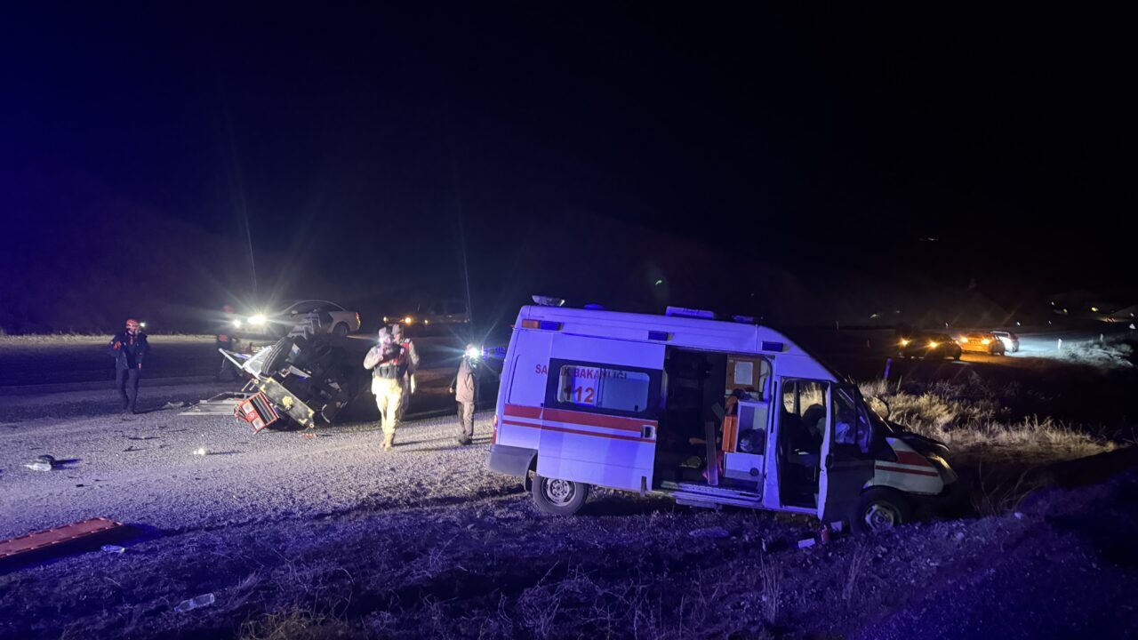 ERZURUM (AA) – Erzurum'un Oltu ilçesinde ambulans ile traktörün çarpışması