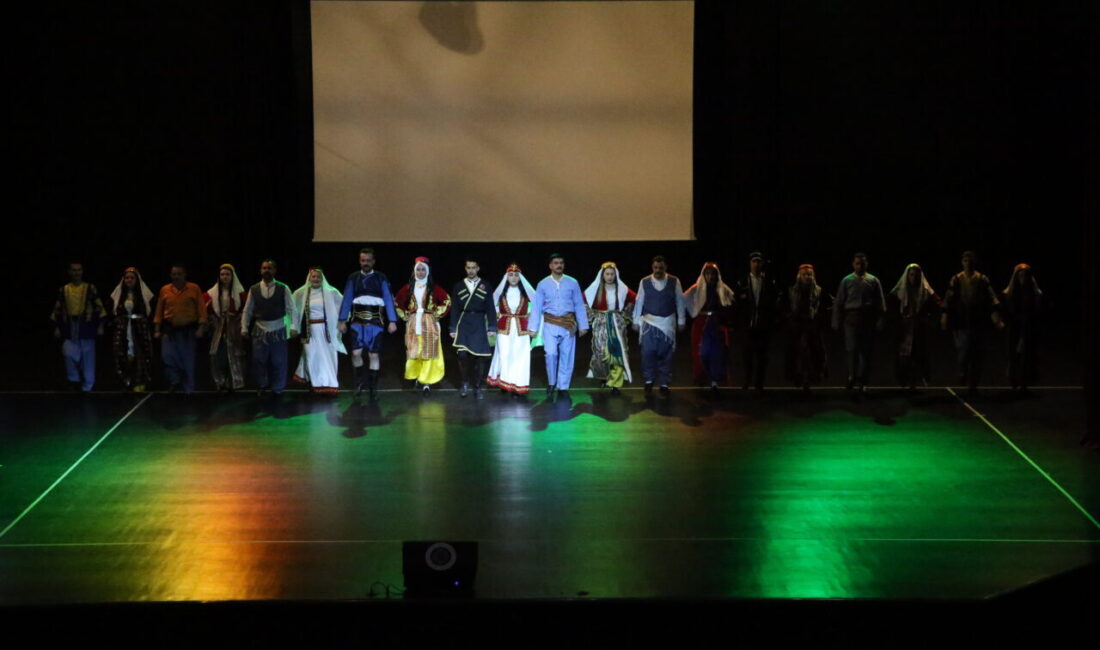 ERZURUM (AA) – Erzurum'da "Anadolu'nun Renkleri Halk Oyunları Şöleni" programı