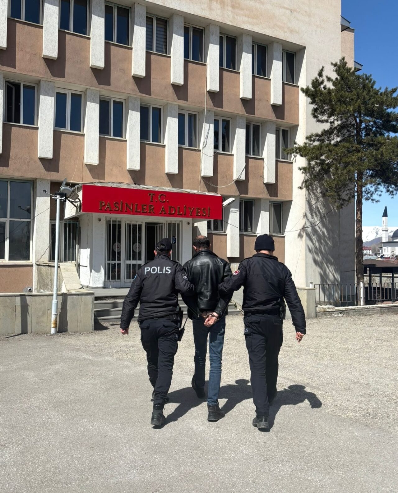 ERZURUM (AA) – Erzurum'da bir araçta uyuşturucuyla yakalanan zanlı tutuklandı.