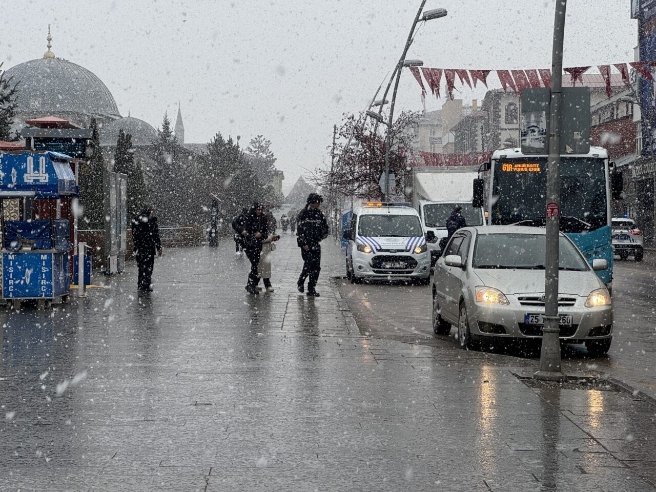 ERZURUM (AA) – Erzurum'da baharda kar yağışı etkili oldu. Kışın