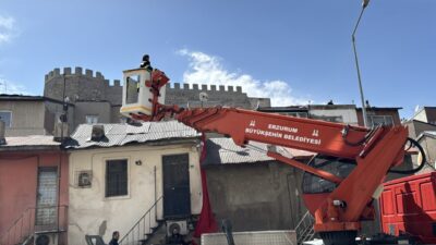 - Vatandaşlar itfaiye ekipleri gelene kadar bayrağın yere değmemesi için