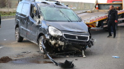 ERZURUM (AA) – Erzurum’da hafif ticari aracın otomobile çarpması sonucu