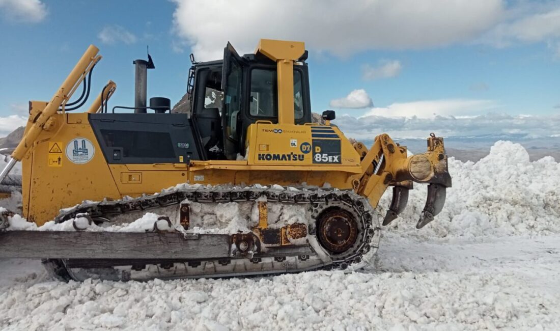 ERZURUM (AA) – Erzurum'da ekipler, iş makineleriyle karla mücadeleye devam